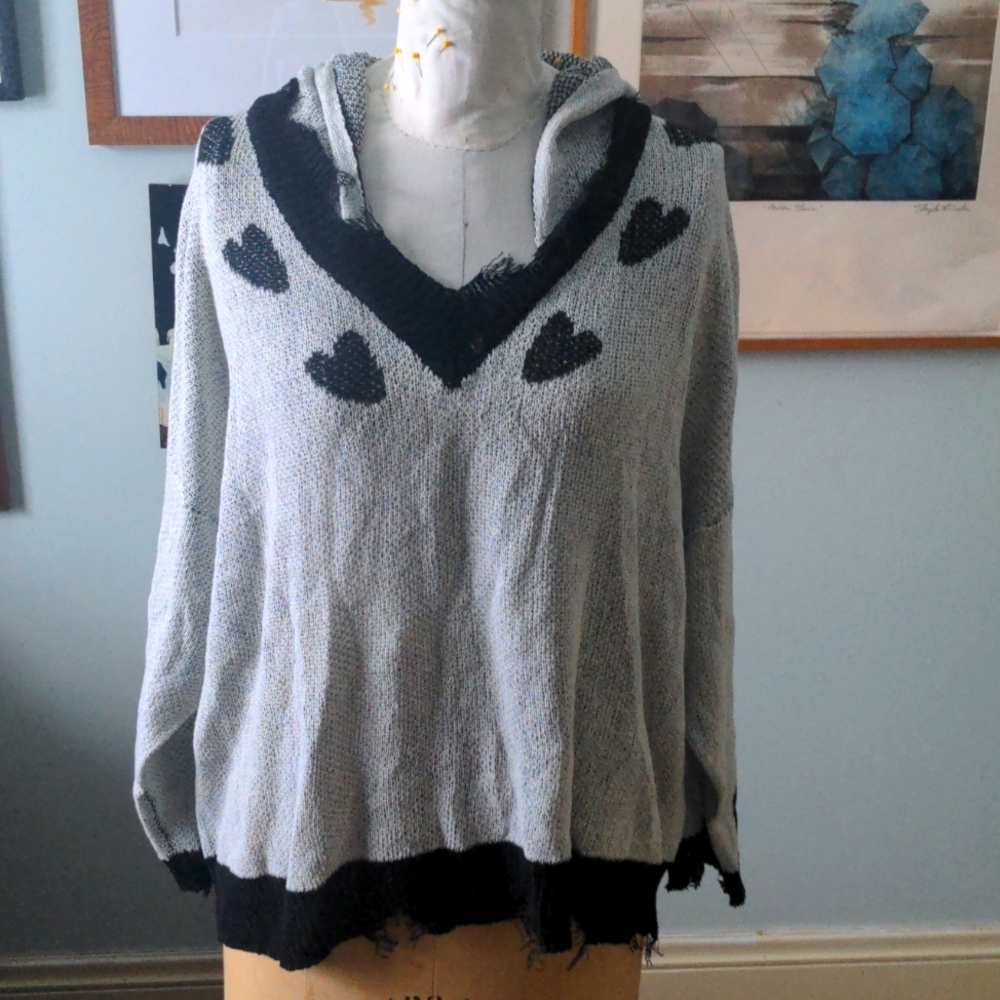 Pol size L Lightweight hooded sweater distressed